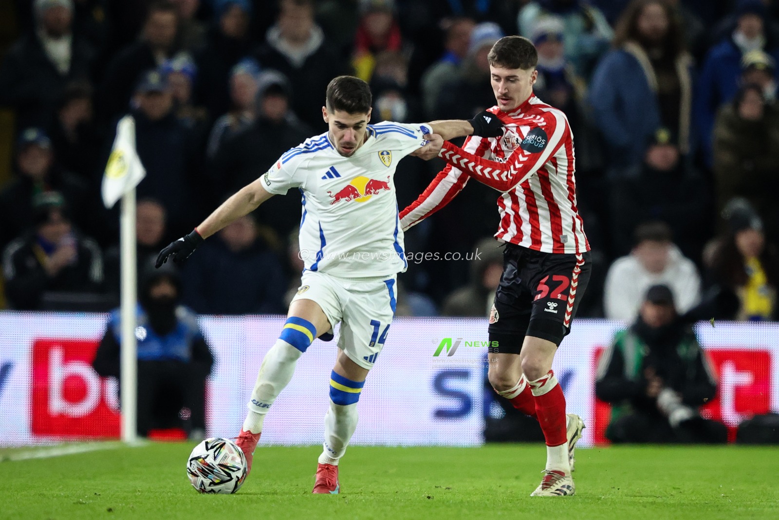 Manor Solomon of Leeds United holds off Trai Hume of Sunderland during the Sky Bet Championship match Leeds United vs Sunderland at Elland Road, Leeds, United Kingdom, 17th February 2025

(Photo by Alfie Cosgrove/News Images)