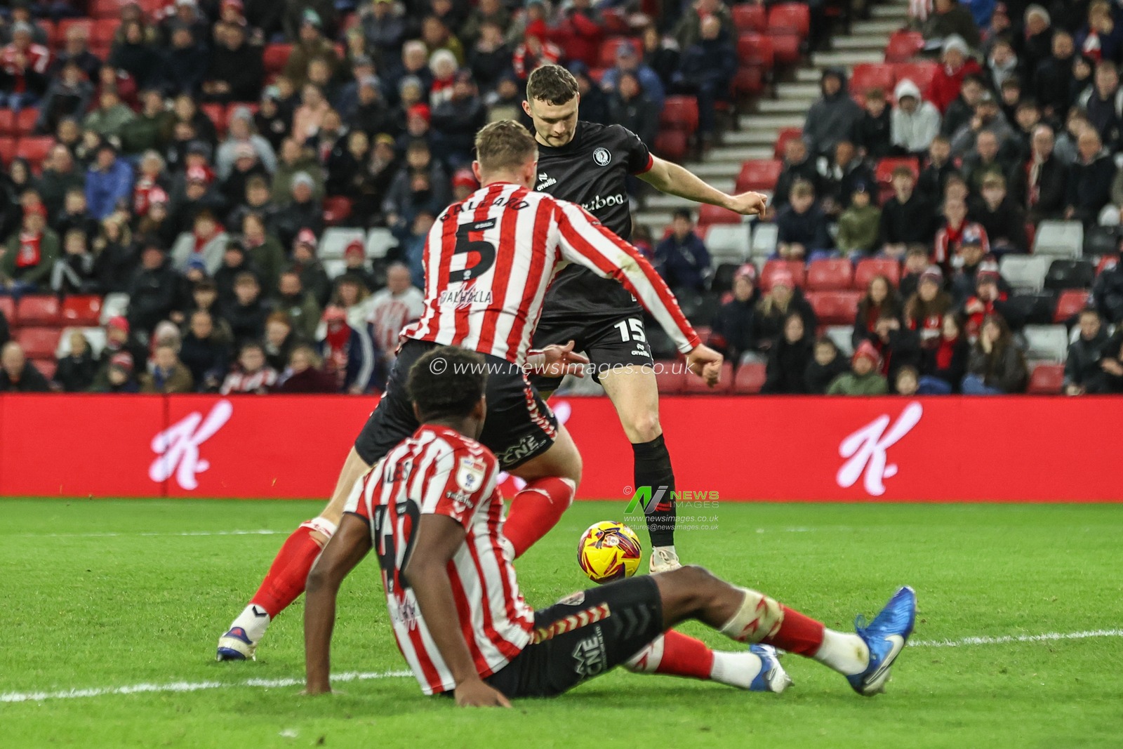 Luke McNally of Bristol City scores to make it 0-1 during the Sky Bet Championship match Sunderland vs Bristol City at Stadium Of Light, Sunderland, United Kingdom, 10th December 2024

(Photo by Alfie Cosgrove/News Images)