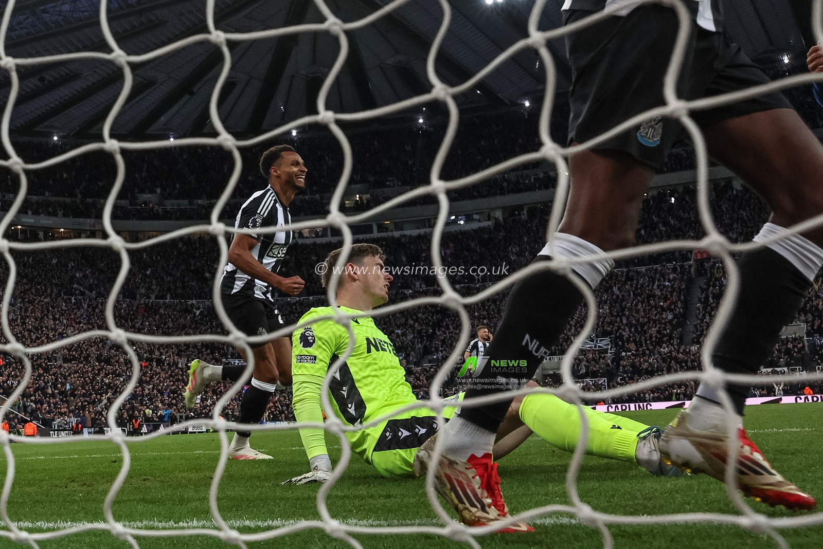 Jacob Murphy of Newcastle United celebrates his goal to make it 1-0 and a dejected Dean Henderson of Crystal Palace sits on the floor during the Premier League match Newcastle United vs Crystal Palace at St. James's Park, Newcastle, United Kingdom, 16th April 2025

(Photo by Mark Cosgrove/News Images)