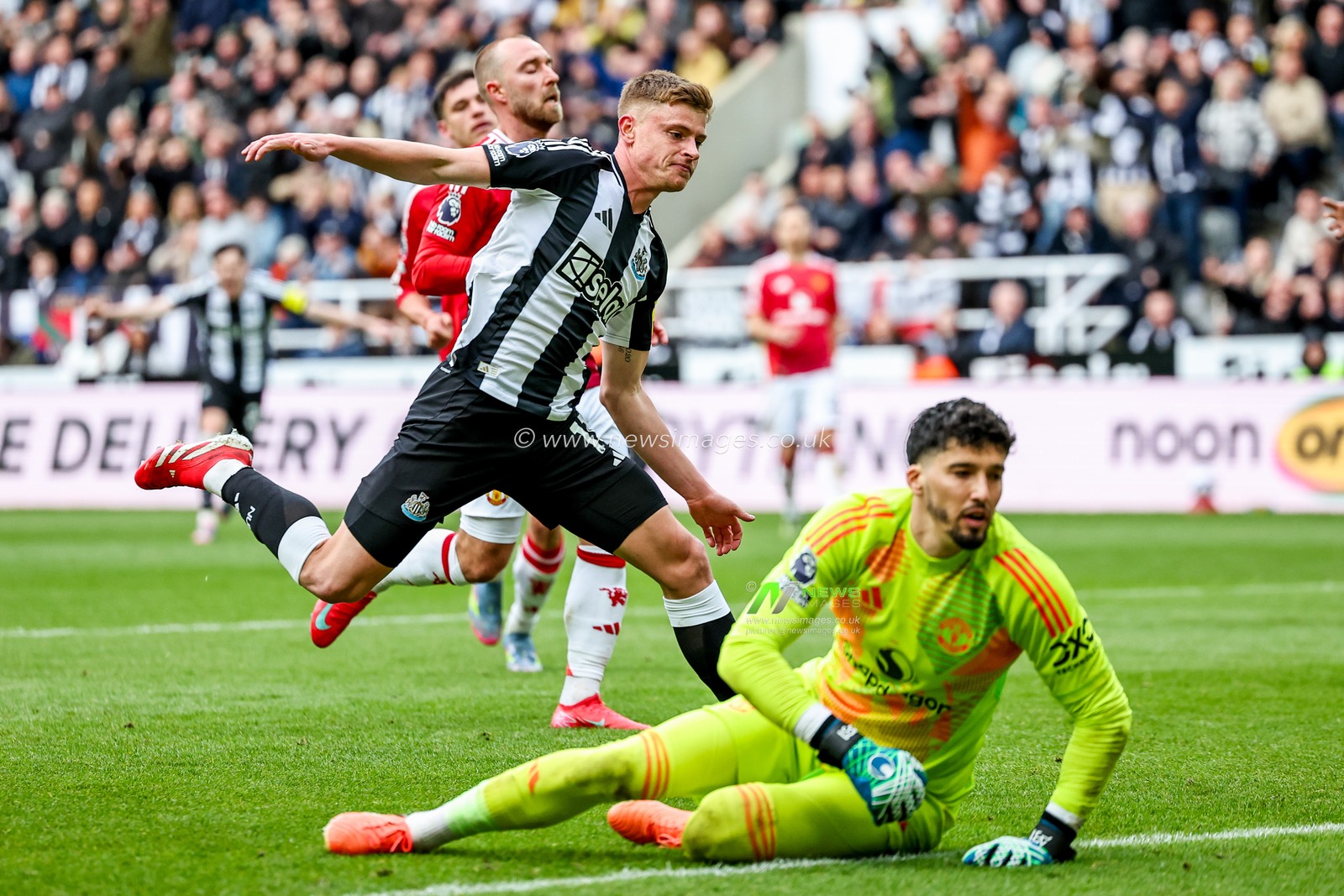 Harvey Barnes of Newcastle United scores to make it 3-1 during the Premier League match Newcastle United vs Manchester United at St. James's Park, Newcastle, United Kingdom, 13th April 2025

(Photo by Mark Cosgrove/News Images)