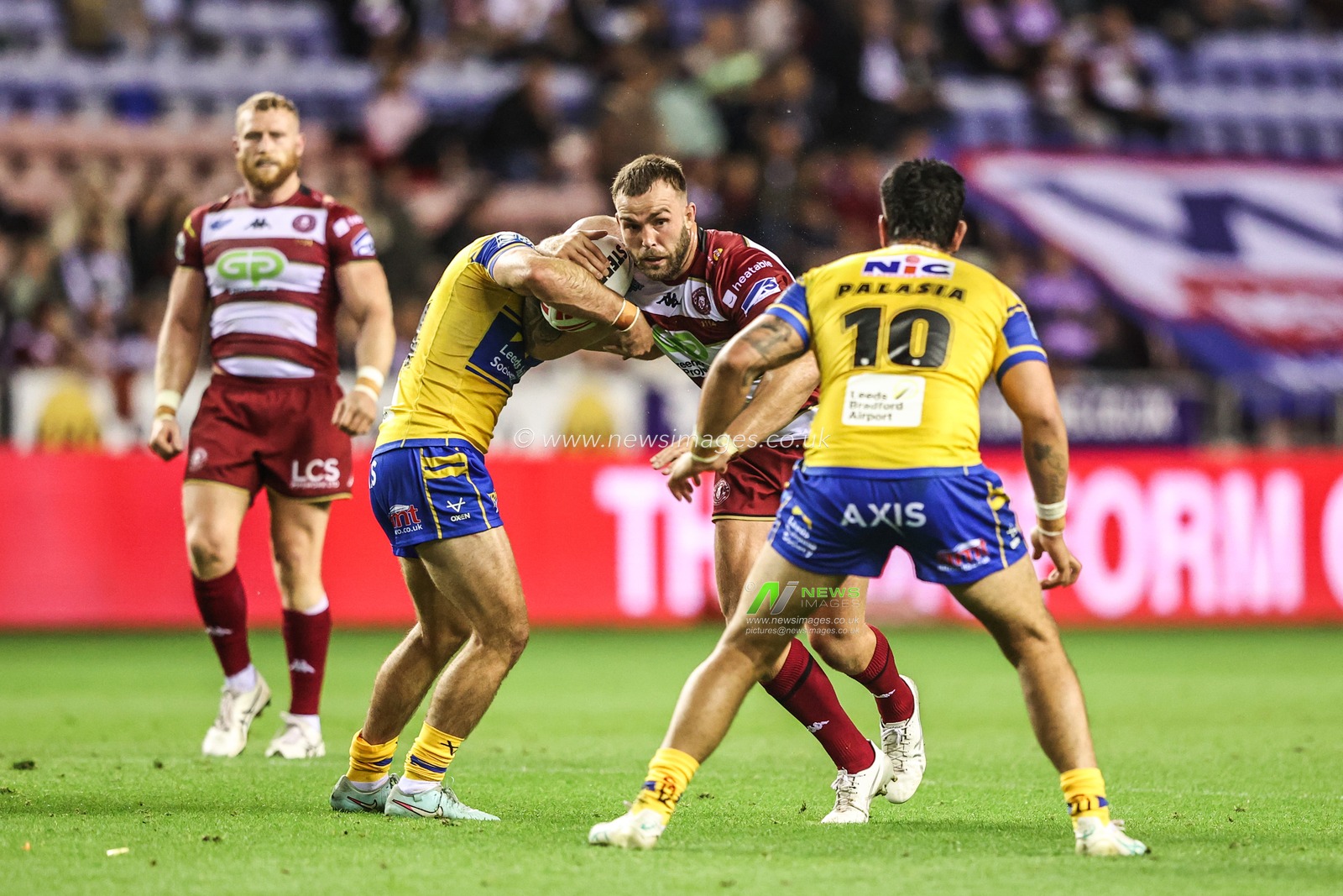 Kaide Ellis of Wigan Warriors is tackled during the Betfred Super League round 27 match Wigan Warriors vs Leeds Rhinos at The Brick Community Stadium, Wigan, United Kingdom, 19th September 2025

(Photo by Alfie Cosgrove/News Images)