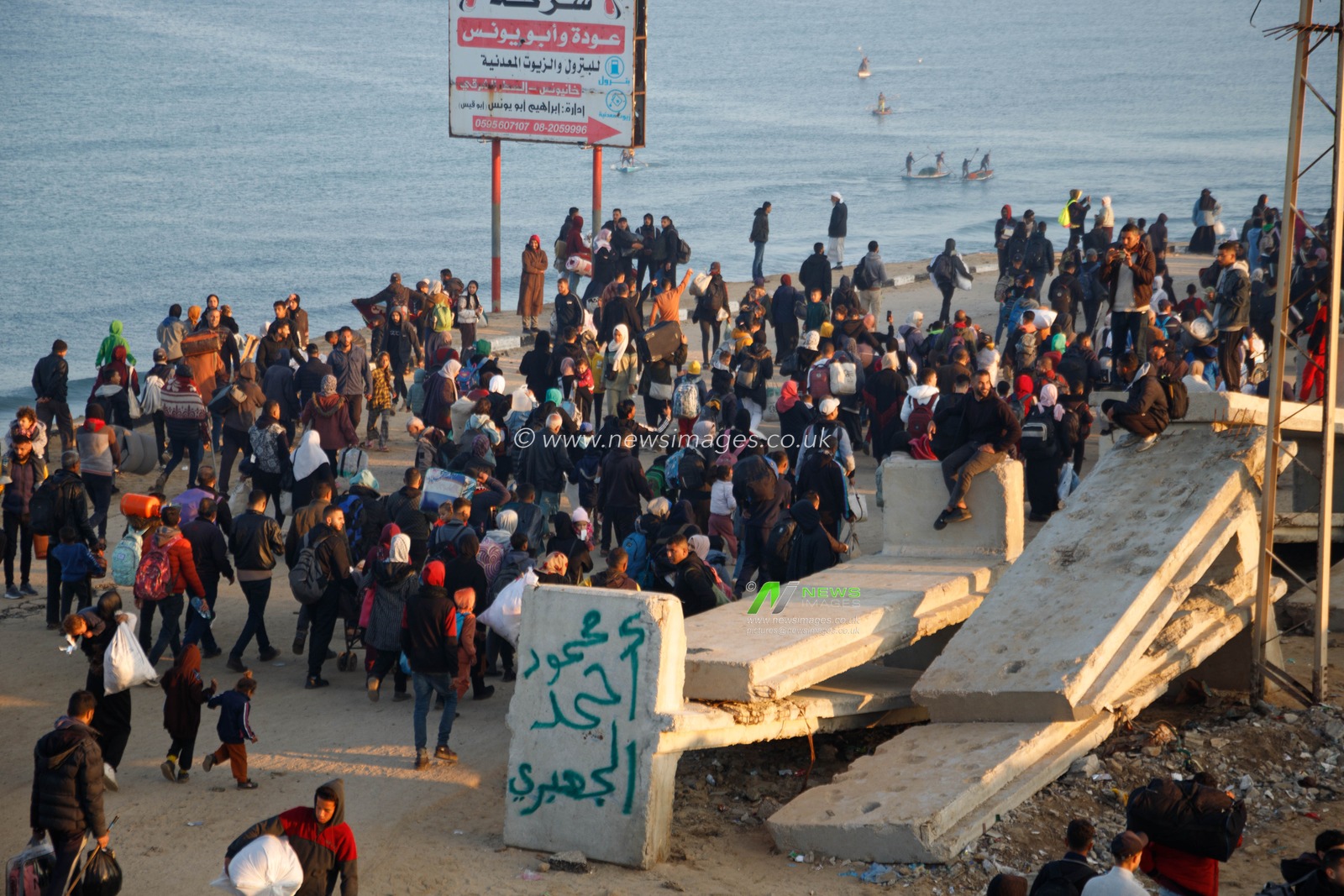 Tens of thousands of displaced people began returning to their homes from the south of the Gaza Strip to the north this morning, after being forcibly displaced due to the war on the Gaza Strip for more than 15 months.(Photo: Mohammed Skaik/News Images)