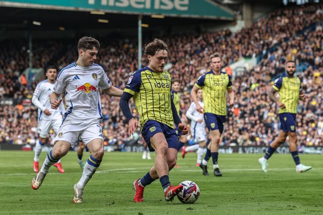 Callum Styles of West Bromwich Albion passes the ball during the Sky Bet Championship match Leeds United vs West Bromwich Albion at Elland Road, Leeds, United Kingdom, 1st March 2025

(Photo by Alfie Cosgrove/News Images)