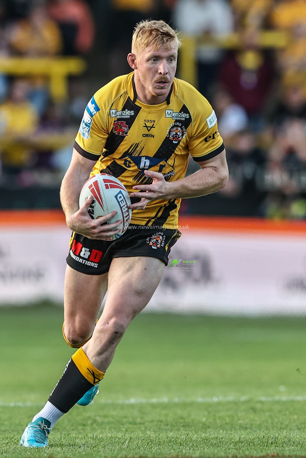 Zac Cini of Castleford Tigers breaks with the ball during the Betfred Super League round 17 match Castleford Tigers vs Huddersfield Giants at The Mend-A-Hose Jungle, Castleford, United Kingdom, 3rd July 2025

(Photo by Alfie Cosgrove/News Images)