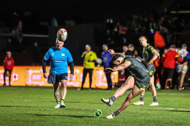 Jake Connor of Leeds Rhinos scores a penalty during the Betfred Super League round 7 match Bradford Bulls vs Leeds Rhinos at Odsal Stadium, Bradford, United Kingdom on 03 April 2026

(Photo by Alfie Cosgrove/News Images)