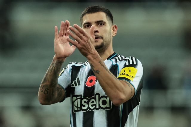Bruno Guimaraes of Newcastle Untied applauds the fans after the final whistle during the Carabao Cup Last 16 Newcastle United vs Tottenham Hotspur at St. James's Park, Newcastle, United Kingdom, 29th October 2025

(Photo by Mark Cosgrove/News Images)

*** GER AUT SUI OUT ***