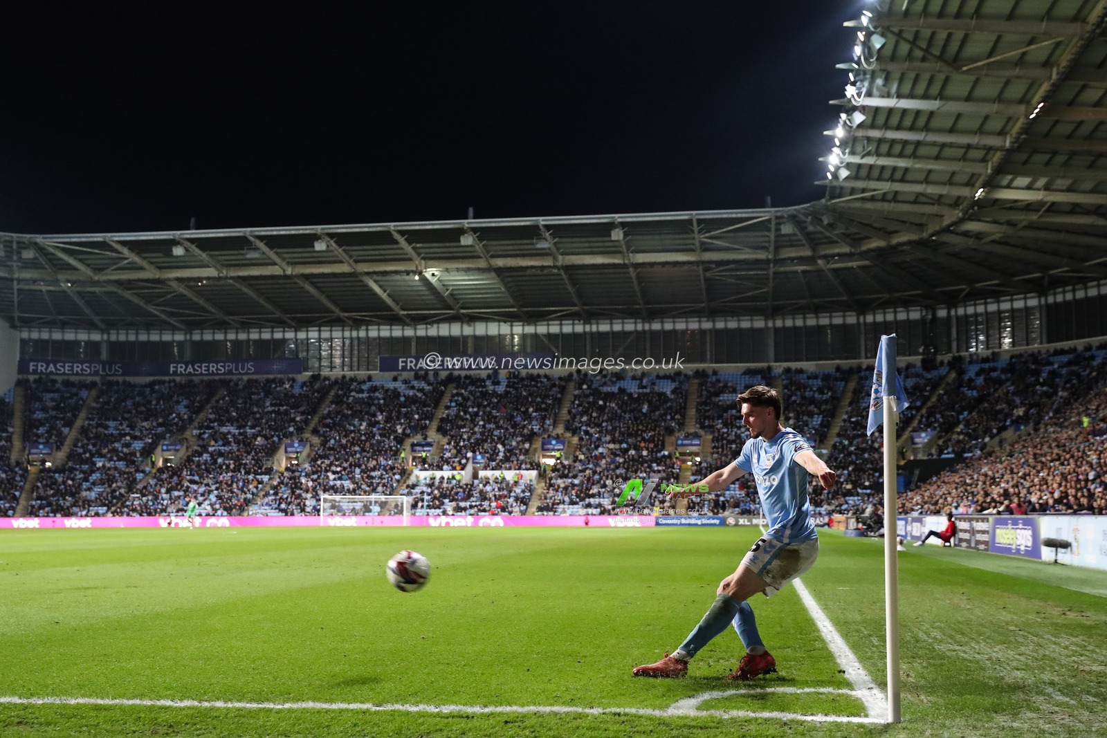 Jack Rudoni of Coventry City takes a corner during the Sky Bet Championship match Coventry City vs Portsmouth at Coventry Building Society Arena, Coventry, United Kingdom, 9th April 2025

(Photo by Gareth Evans/News Images)