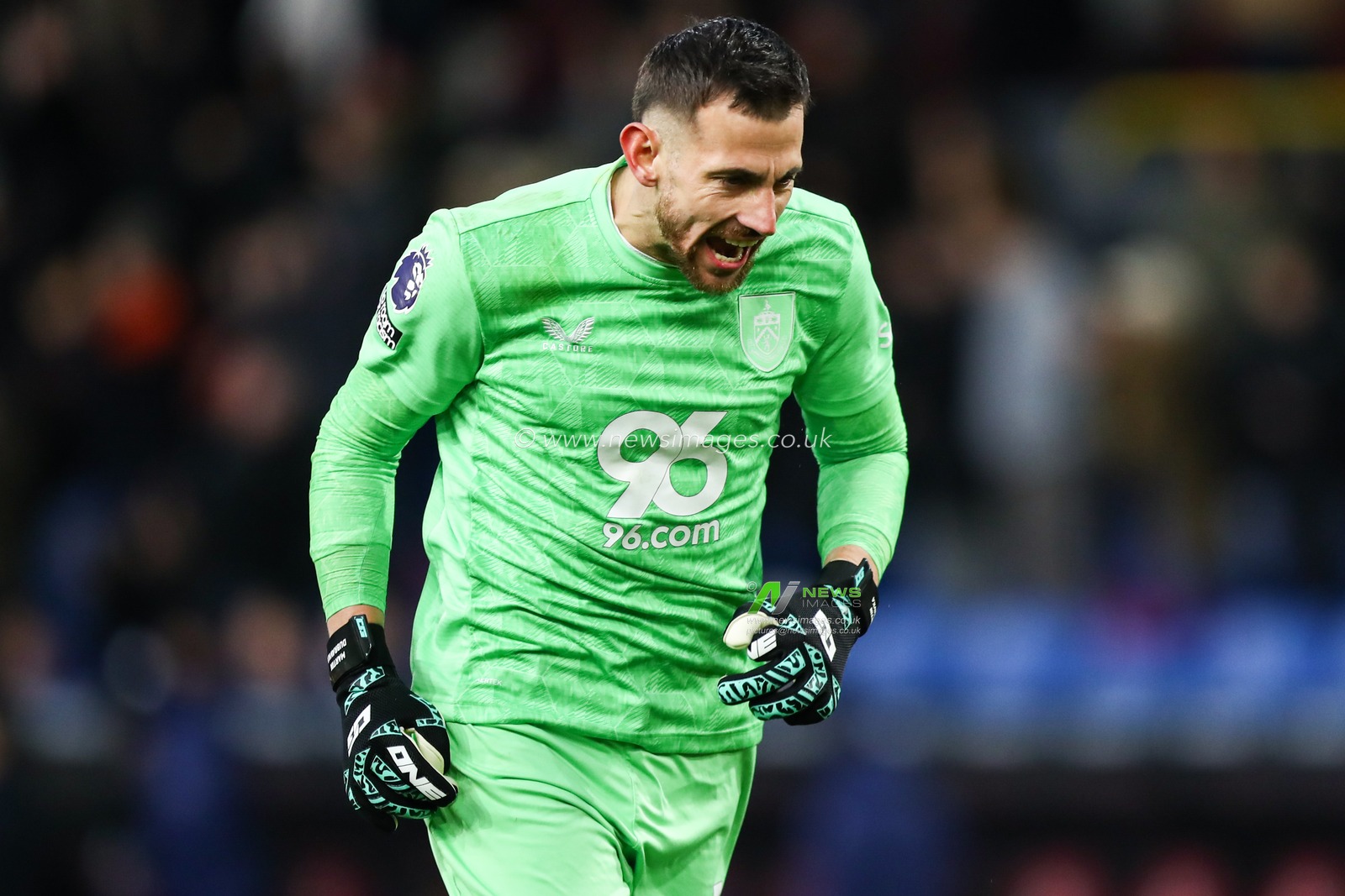 Burnley goalkeeper Martin Dubravka celebrates goal after Lyle Foster of Burnley scores to make it 2-1 during the Premier League match Burnley vs Tottenham Hotspur at Turf Moor, Burnley, United Kingdom on 24 January 2026

(Photo by Jorge Horsted/News Images)