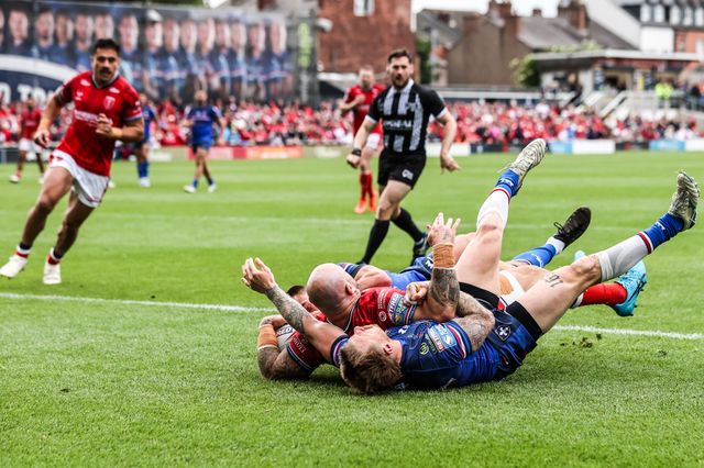 Sam Luckley of Hull KR goes over for a try during the Betfred Super League round 13 match Wakefield Trinity vs Hull KR at DIY Kitchens Stadium, Wakefield, United Kingdom on 06 June 2026

(Photo by Alfie Cosgrove/News Images)