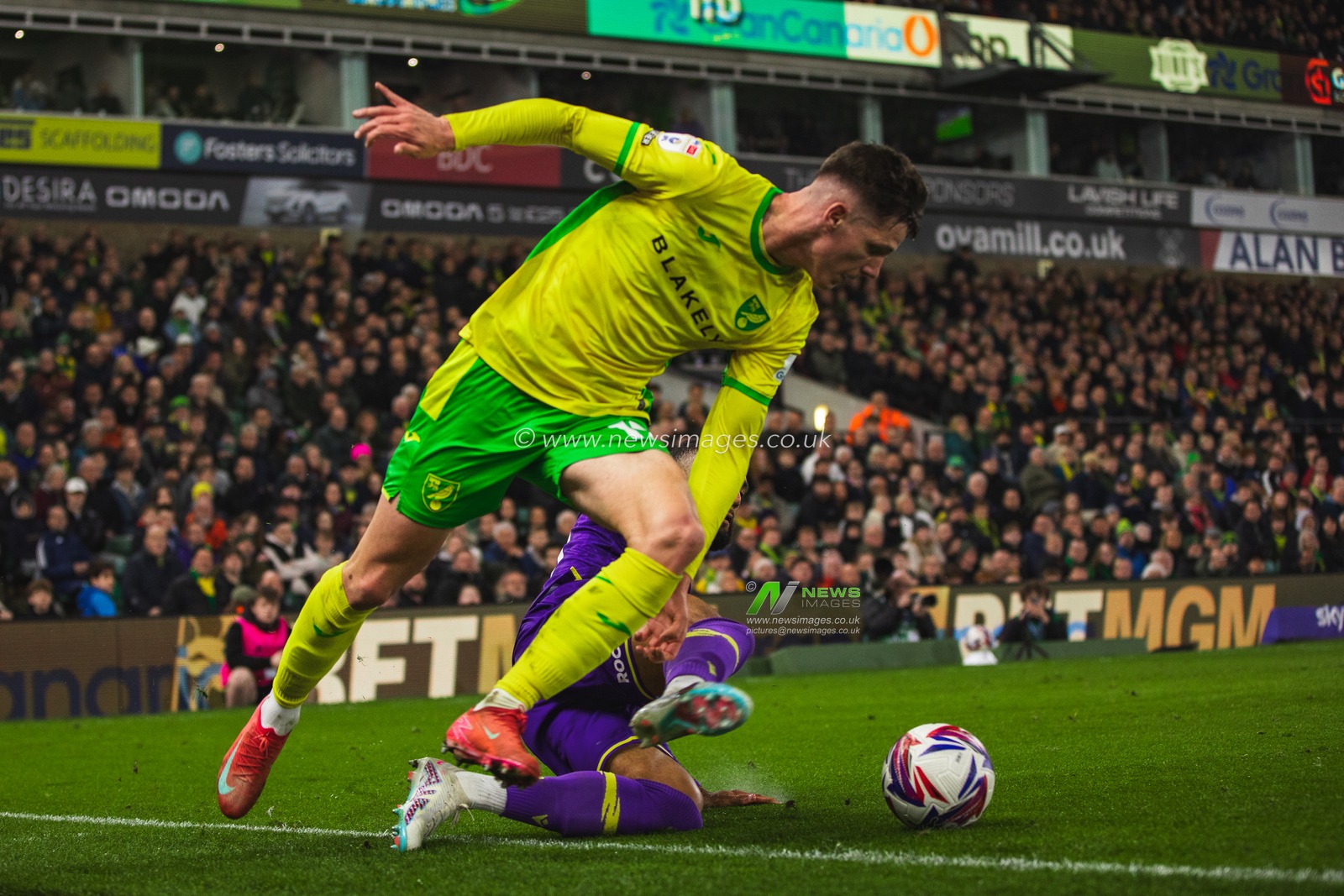 Ante Crnac of Norwich City, Matt Phillips of Oxford United during the Sky Bet Championship match Norwich City vs Oxford United at Carrow Road, Norwich, United Kingdom, 7th March 2025

(Photo by Craig Evans/News Images)