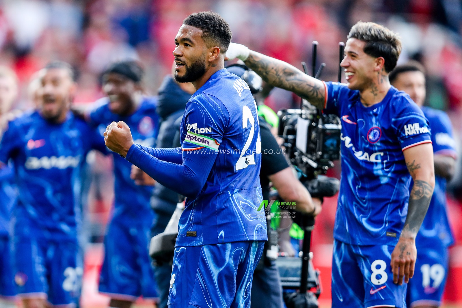 Chelsea celebrate their Champions League place after the teams victory following the Premier League match Nottingham Forest vs Chelsea at City Ground, Nottingham, United Kingdom, 25th May 2025

(Photo by Izzy Poles/News Images)
