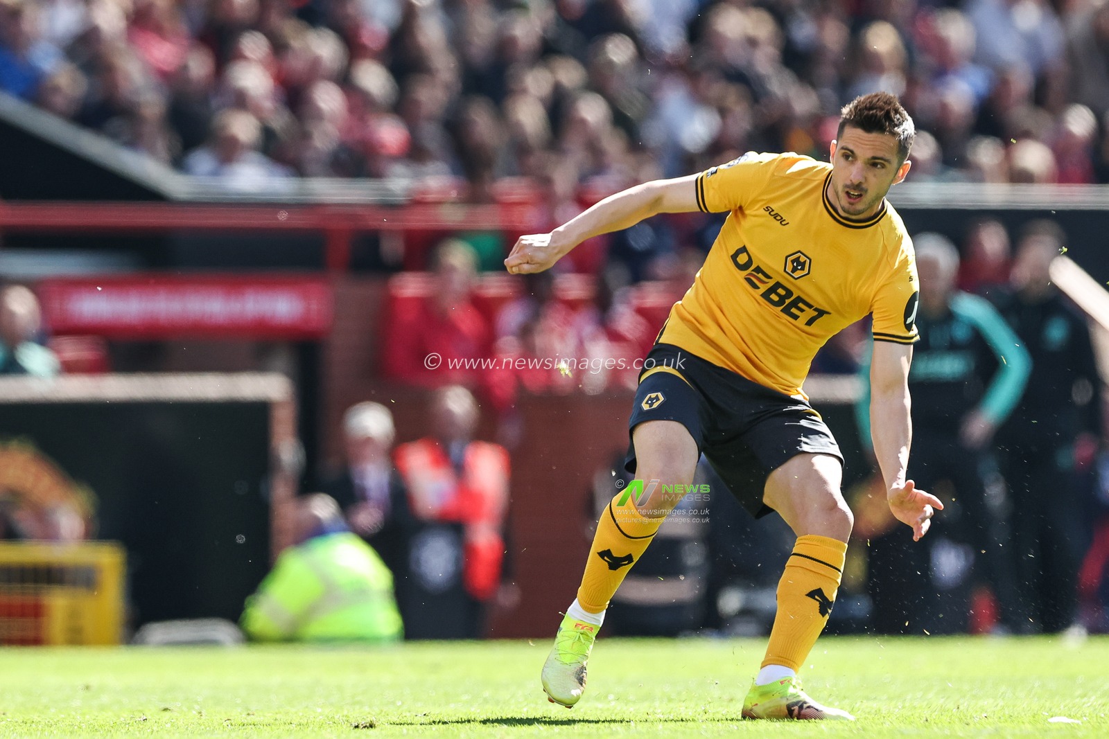 Pablo Sarabia of Wolverhampton Wanderers watches his free kick hit the back of the net to make it 0-1 during the Premier League match Manchester United vs Wolverhampton Wanderers at Old Trafford, Manchester, United Kingdom, 20th April 2025

(Photo by Mark Cosgrove/News Images)