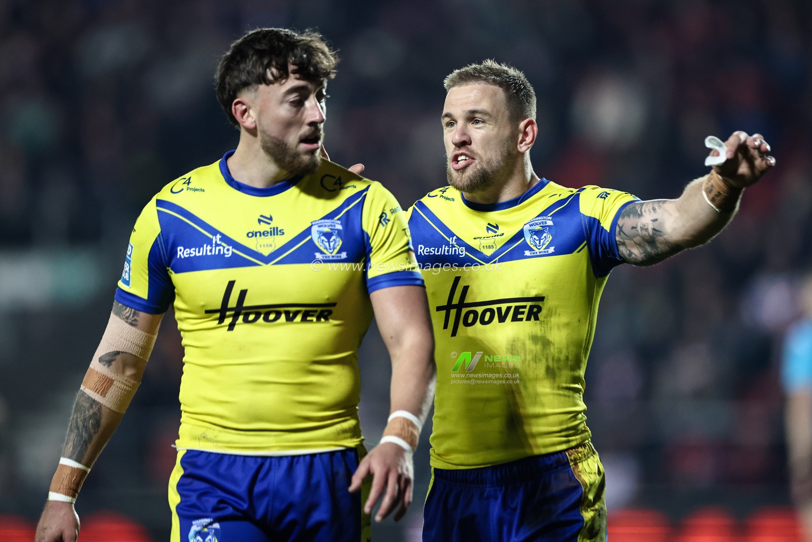 Matt Dufty of Warrington Wolves converses with Matty Ashton of Warrington Wolves during the Betfred Super League Round 5 match St Helens vs Warrington Wolves at Totally Wicked Stadium, St Helens, United Kingdom, 21st March 2025

(Photo by Mark Cosgrove/News Images)