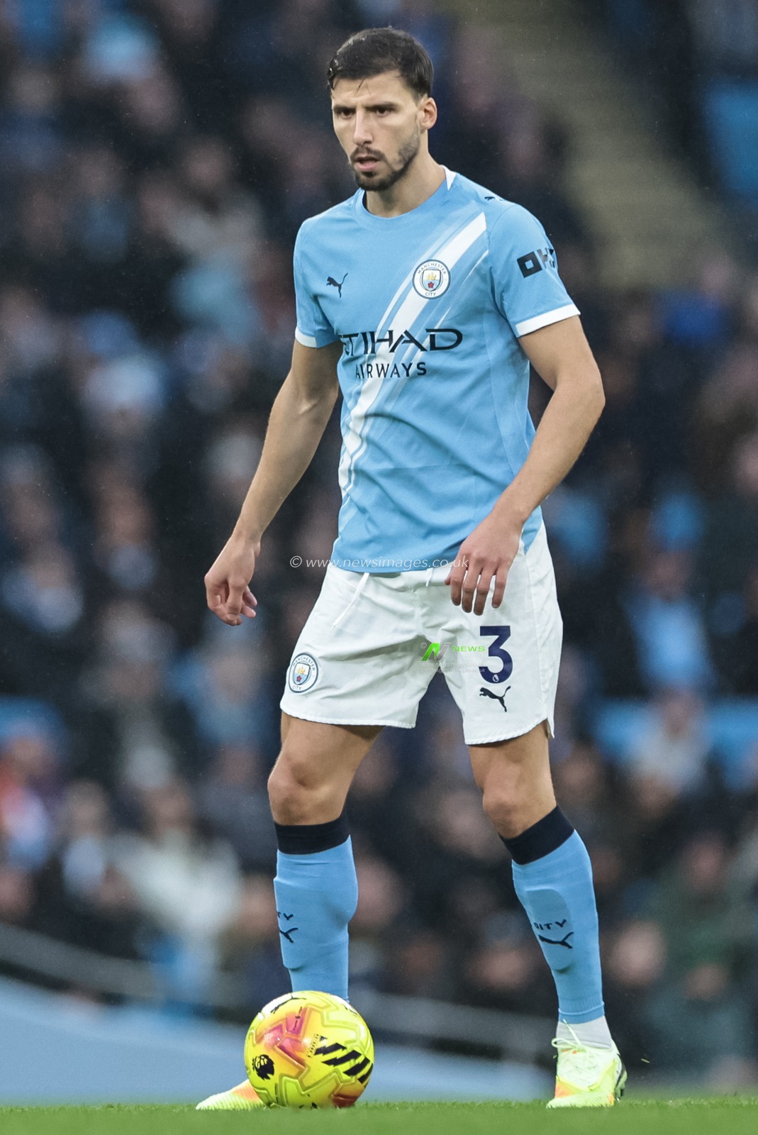Ruben Dias of Manchester City with the ball during the Premier League match Manchester City vs Sunderland at Etihad Stadium, Manchester, United Kingdom, 6th December 2025

(Photo by Mark Cosgrove/News Images)

*** GER AUT SUI OUT ***