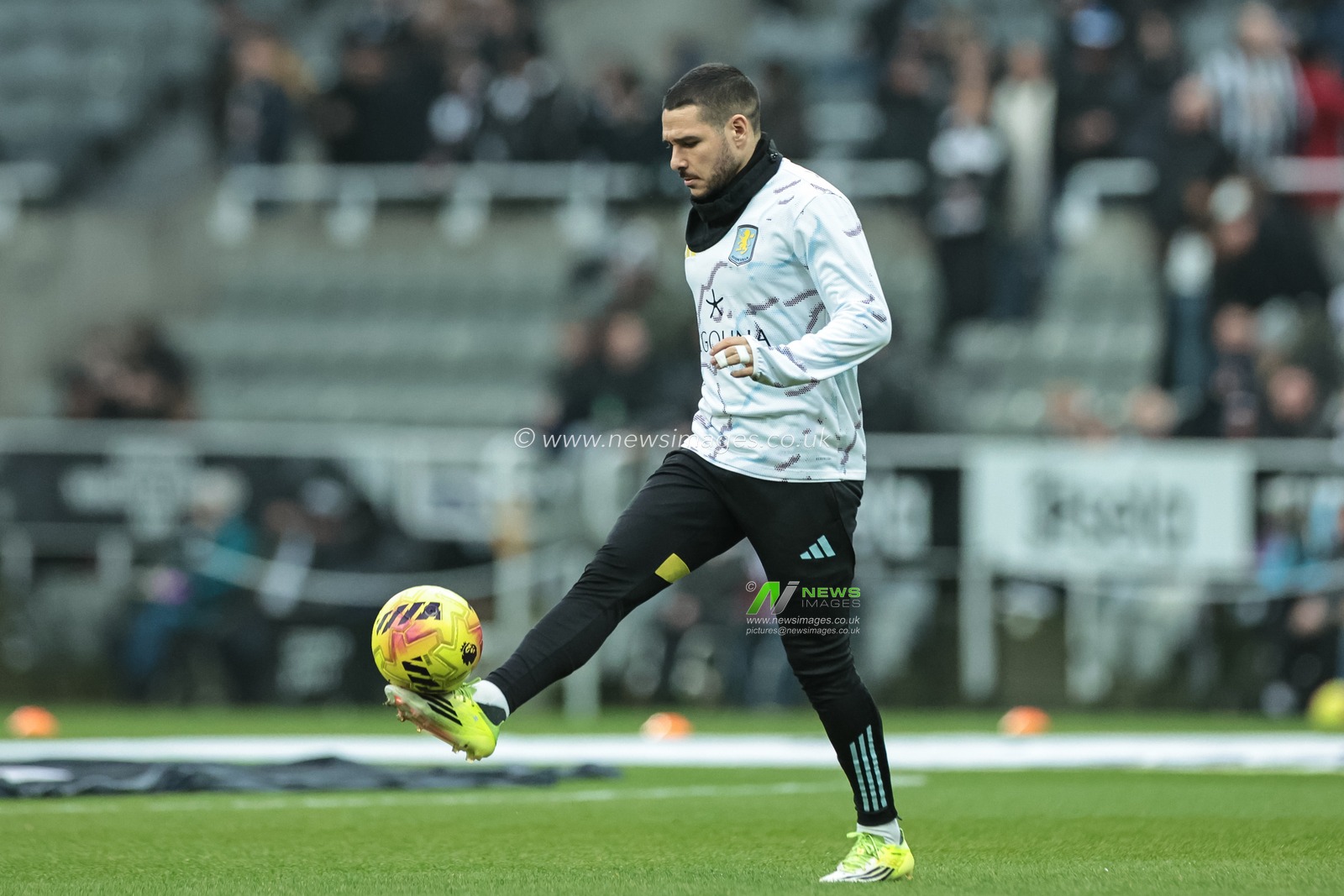 Emi Buendia of Aston Villa in the pregame warmup session during the Premier League match Newcastle United vs Aston Villa at St. James's Park, Newcastle, United Kingdom, 25th January 2026

(Photo by Mark Cosgrove/News Images)