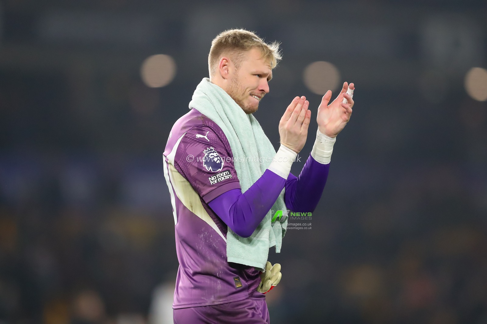 Aaron Ramsdale of Southampton applauds fans at full time during the Premier League match Wolverhampton Wanderers vs Southampton at Molineux, Wolverhampton, United Kingdom, 9th November 2024

(Photo by Gareth Evans/News Images)