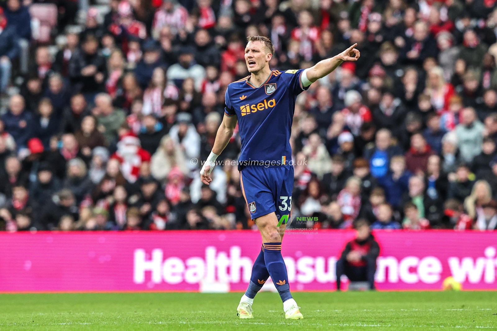 Dan Burn of Newcastle United gives his team instructions during the Premier League match Sunderland vs Newcastle United at Stadium Of Light, Sunderland, United Kingdom, 14th December 2025

(Photo by Alfie Cosgrove/News Images)

*** GER AUT SUI OUT ***