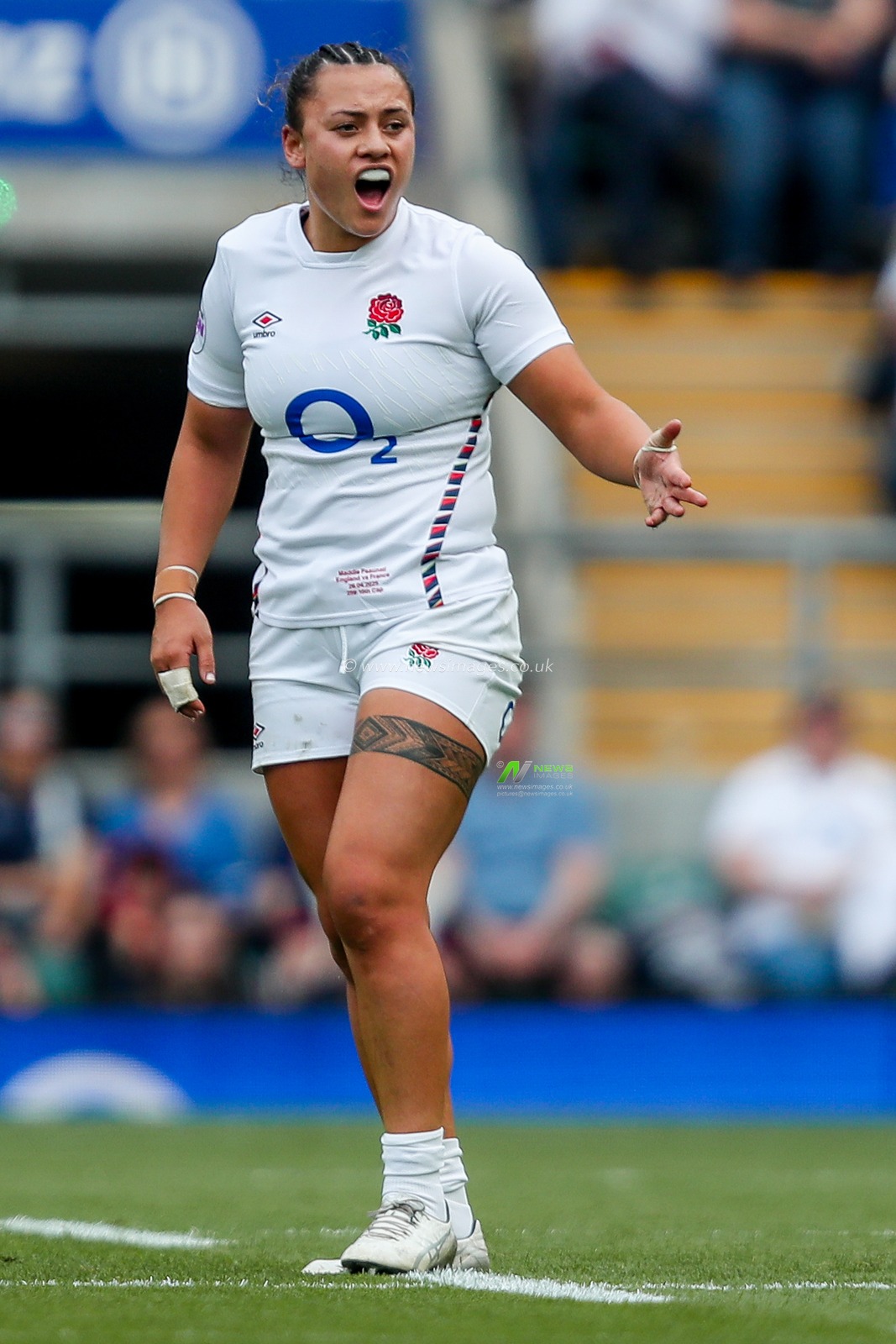 Maddie Feaunati of England Women gives the team instructions during the 2025 Guinness Womenâ€™s Six Nations match England vs France at Allianz Stadium, Twickenham, United Kingdom, 26th April 2025

(Photo by Izzy Poles/News Images)