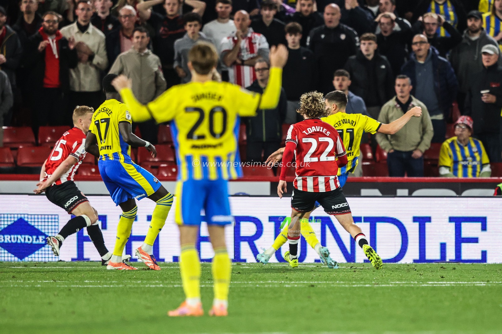 Ross Stewart of Southampton scores to make it 1-1 during the Sky Bet Championship match Sheffield United vs Southampton at Bramall Lane, Sheffield, United Kingdom, 30th September 2025

(Photo by Alfie Cosgrove/News Images)