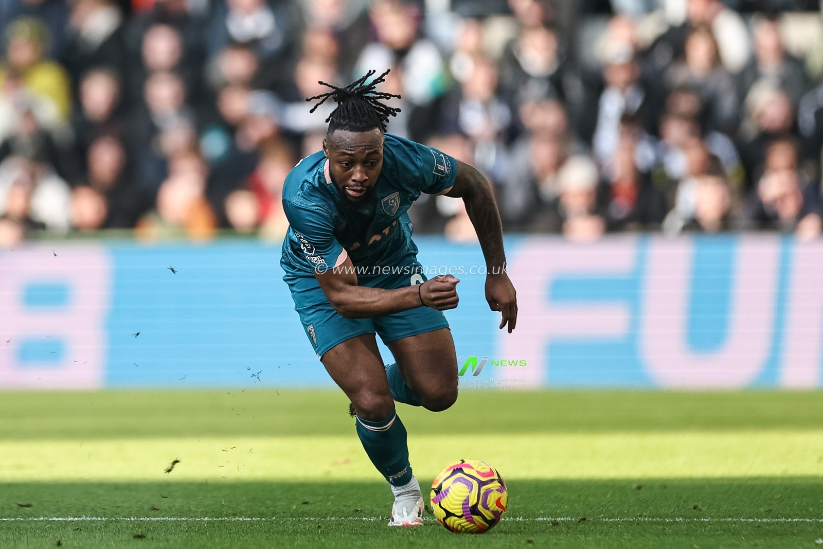 Antoine Semenyo of Bournemouth breaks with the ball during the Premier League match Newcastle United vs Bournemouth at St. James's Park, Newcastle, United Kingdom, 18th January 2025

(Photo by Mark Cosgrove/News Images)