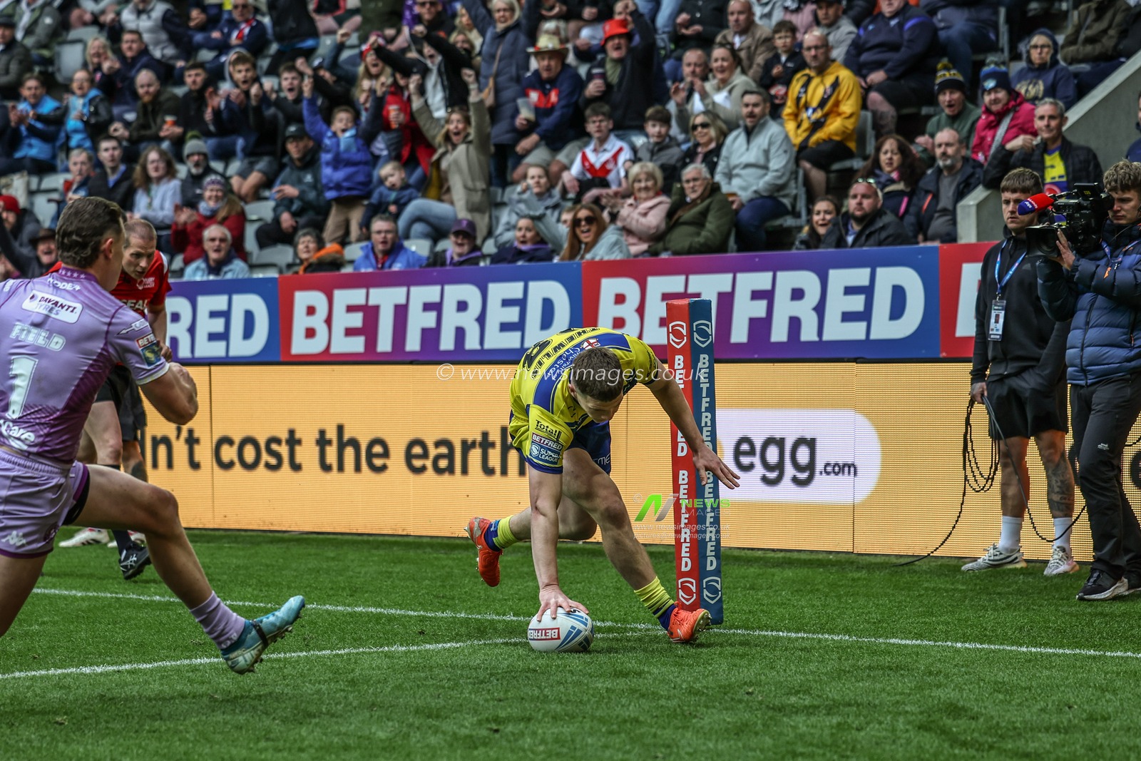 Jake Thewlis of Warrington Wolves goes over for a try during the Betfred Magic Weekend 2025 match Wigan Warriors vs Warrington Wolves at St. James's Park, Newcastle, United Kingdom, 4th May 2025

(Photo by Mark Cosgrove/News Images)