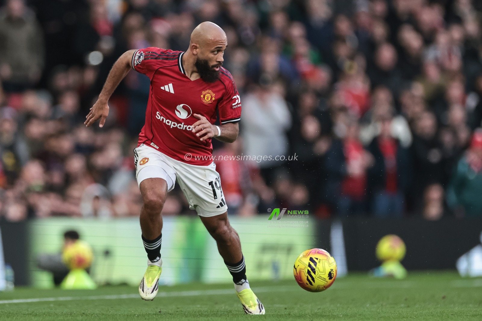 Bryan Mbeumo of Manchester United breaks with the ball during the Premier League match Manchester United vs Fulham at Old Trafford, Manchester, United Kingdom, 1st February 2026

(Photo by Mark Cosgrove/News Images)