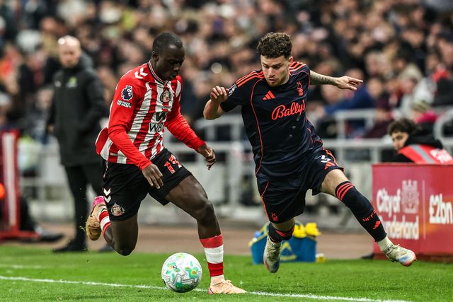 Neco Williams of Nottingham Forest breaks with the ball under pressure from Reinildo Mandava of Sunderland during the Premier League match Sunderland vs Nottingham Forest at Stadium Of Light, Sunderland, United Kingdom on 24 April 2026

(Photo by Alfie Cosgrove/News Images)