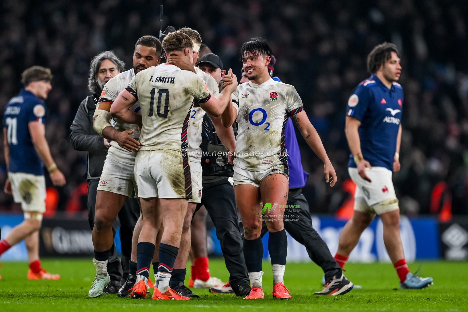 Fin Smith of England celebrates with his Marcus Smith after winning the 2025 Guinness 6 Nations match England vs France at Allianz Stadium,, Twickenham, United Kingdom, 8th February 2025

(Photo by Craig Thomas/News Images)