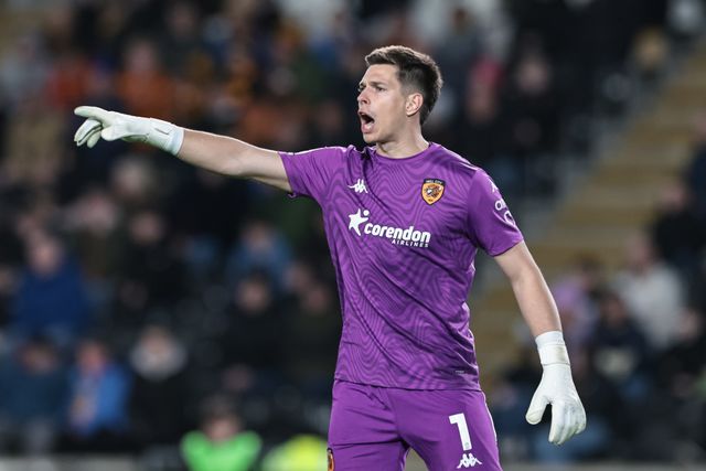 Hull City goalkeeper Ivor Pandur gives his team instructions during the Sky Bet Championship match Hull City vs Coventry City at MKM Stadium, Hull, United Kingdom on 06 April 2026

(Photo by Mark Cosgrove/News Images)