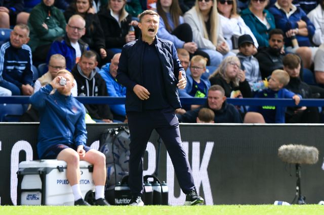 Preston North End manager Paul Heckingbottom shouts instructions to his players during the Sky Bet Championship match Preston North End vs Blackburn Rovers at Deepdale, Preston, United Kingdom on 05 September 2026

(Photo by Jorge Horsted/News Images)