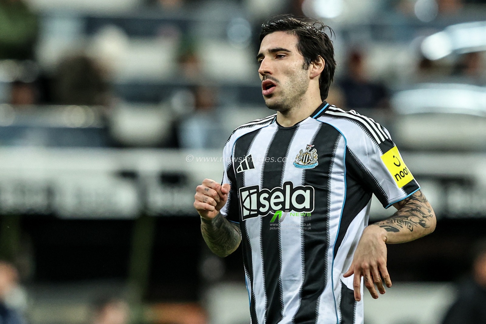 Sandro Tonali of Newcastle United during the Carabao Cup Quarter Final match Newcastle United vs Fulham at St. James's Park, Newcastle, United Kingdom, 17th December 2025

(Photo by Alfie Cosgrove/News Images)

*** GER AUT SUI OUT ***