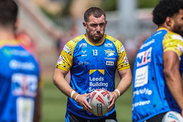 Cameron Smith of Leeds Rhinos during pre-game warm up during the Betfred Super League round 17 match Hull KR vs Leeds Rhinos at Sewell Group Craven Park, Kingston upon Hull, United Kingdom, 6th July 2025

(Photo by Alfie Cosgrove/News Images)