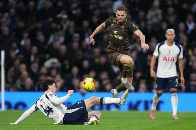 Archie Gray of Tottenham Hotspur slides in on Jordan Henderson of Brentford during the Premier League match Tottenham Hotspur vs Brentford at Tottenham Hotspur Stadium, London, United Kingdom, 6th December 2025

(Photo by Harvey Murphy/News Images)

*** GER AUT SUI OUT ***