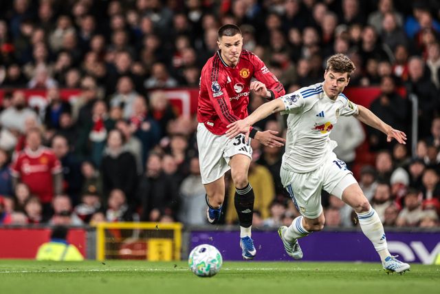 Benjamin Sesko of Manchester United breaks away from Jaka Bijol of Leeds United during the Premier League match Manchester United vs Leeds United at Old Trafford, Manchester, United Kingdom on 13 April 2026

(Photo by Mark Cosgrove/News Images)