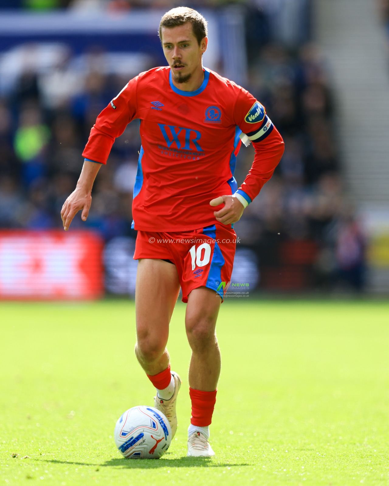 Todd Cantwell of Blackburn Rovers controls the ball during the Sky Bet Championship match Preston North End vs Blackburn Rovers at Deepdale, Preston, United Kingdom on 05 September 2026

(Photo by Jorge Horsted/News Images)