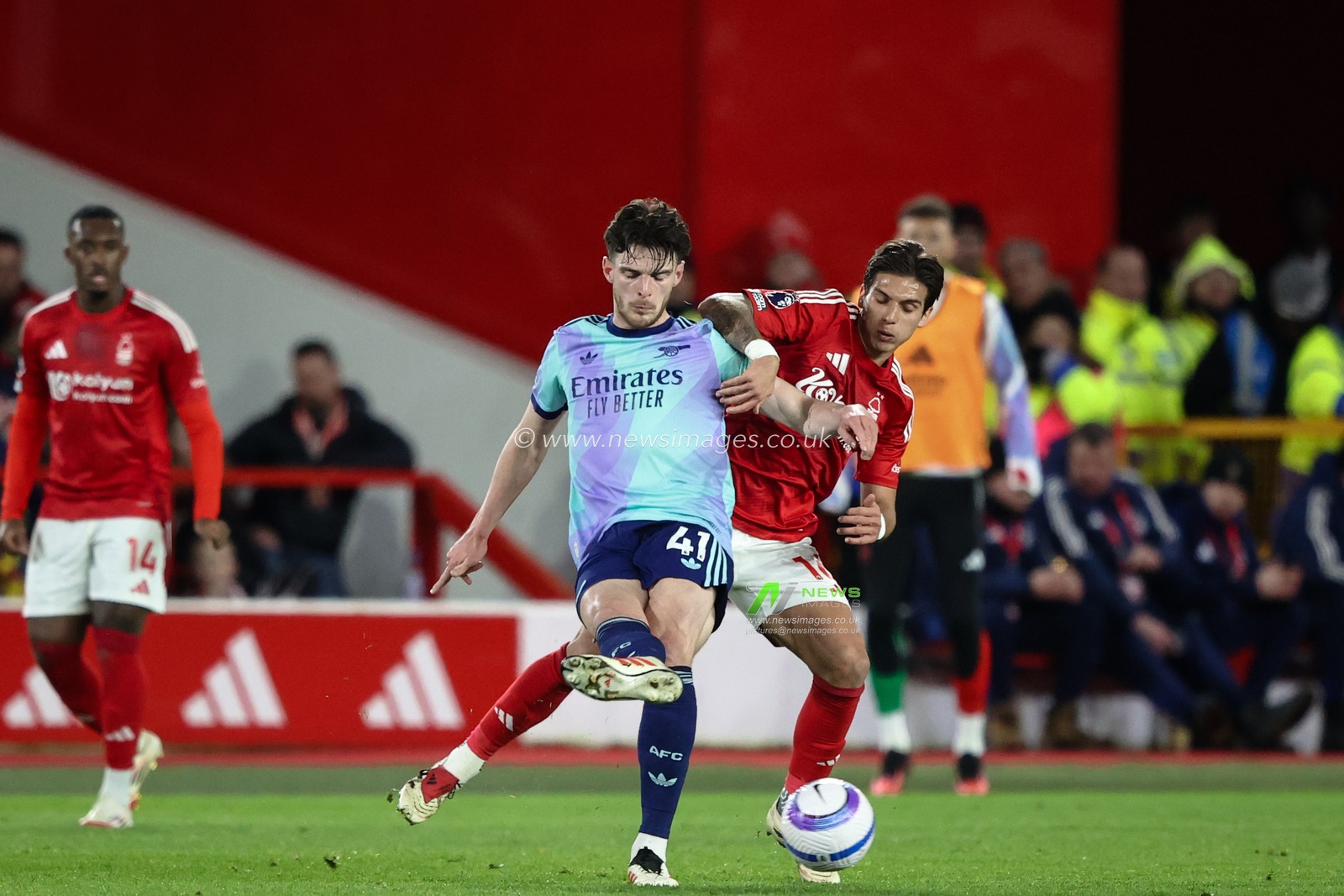 Declan Rice of Arsenal and Callum Hudson-Odoi of Nottingham Forest battle for the ball during the Premier League match Nottingham Forest vs Arsenal at City Ground, Nottingham, United Kingdom, 26th February 2025

(Photo by Alfie Cosgrove/News Images)