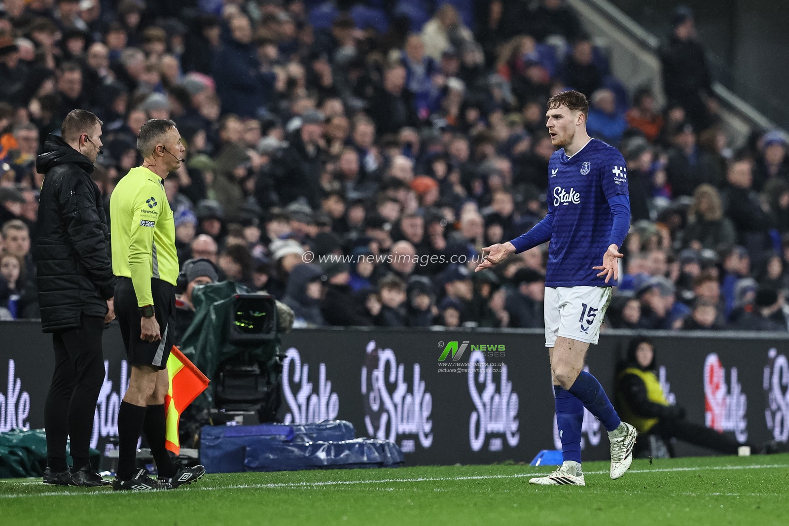 Jake O'Brien of Everton reacts after he’s given a red card during the Premier League match Everton vs Bournemouth at Hill Dickinson Stadium, Liverpool, United Kingdom on 10 February 2026

(Photo by Alfie Cosgrove/News Images)