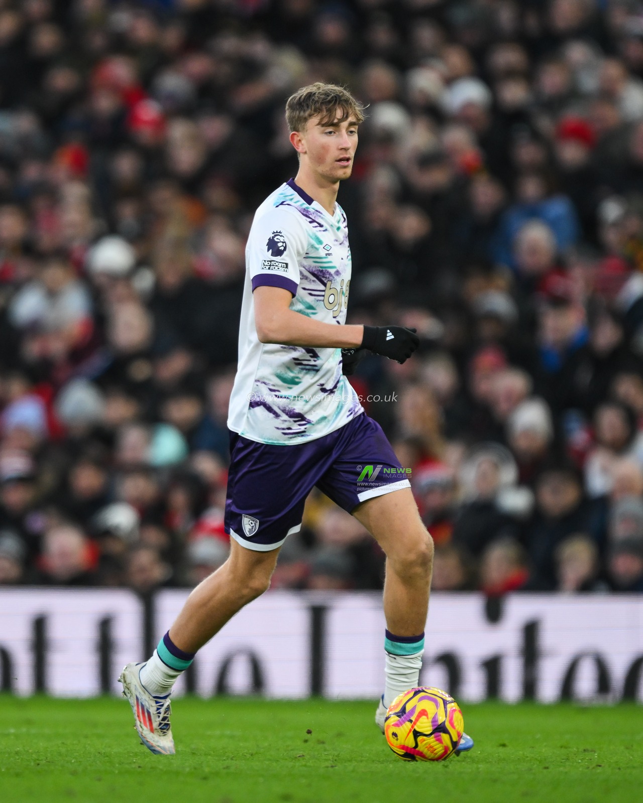Dean Huijsen of Bournemouth makes a break with the ball during the Premier League match Manchester United vs Bournemouth at Old Trafford, Manchester, United Kingdom, 22nd December 2024

(Photo by Craig Thomas/News Images)