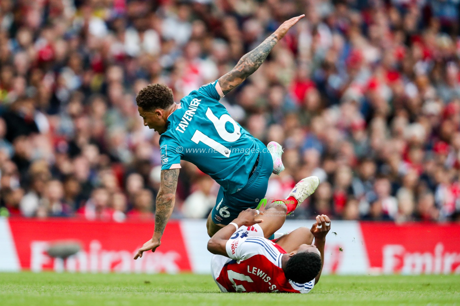 Marcus Tavernier of AFC Bournemouth is challenged by Myles Lewis-Skelly of Arsenal during the Premier League match Arsenal vs Bournemouth at Emirates Stadium, London, United Kingdom, 3rd May 2025

(Photo by Izzy Poles/News Images)