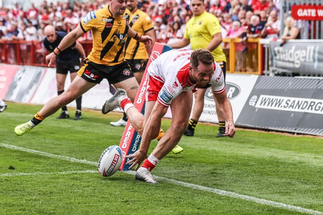 Joe Burgess of Hull KR goes over for a try during the Betfred Super League round 21 match Hull KR vs Castleford Tigers at Sewell Group Craven Park, Kingston upon Hull, United Kingdom, 9th August 2025

(Photo by Alfie Cosgrove/News Images)
