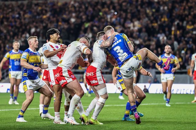 Mark Percival of St. Helens and Harry Newman of Leeds Rhinos battle for the high ball during the Betfred Super League play-off Eliminator 1 match Leeds Rhinos vs St Helens at Headingley Stadium, Leeds, United Kingdom, 27th September 2025

(Photo by Alfie Cosgrove/News Images)
