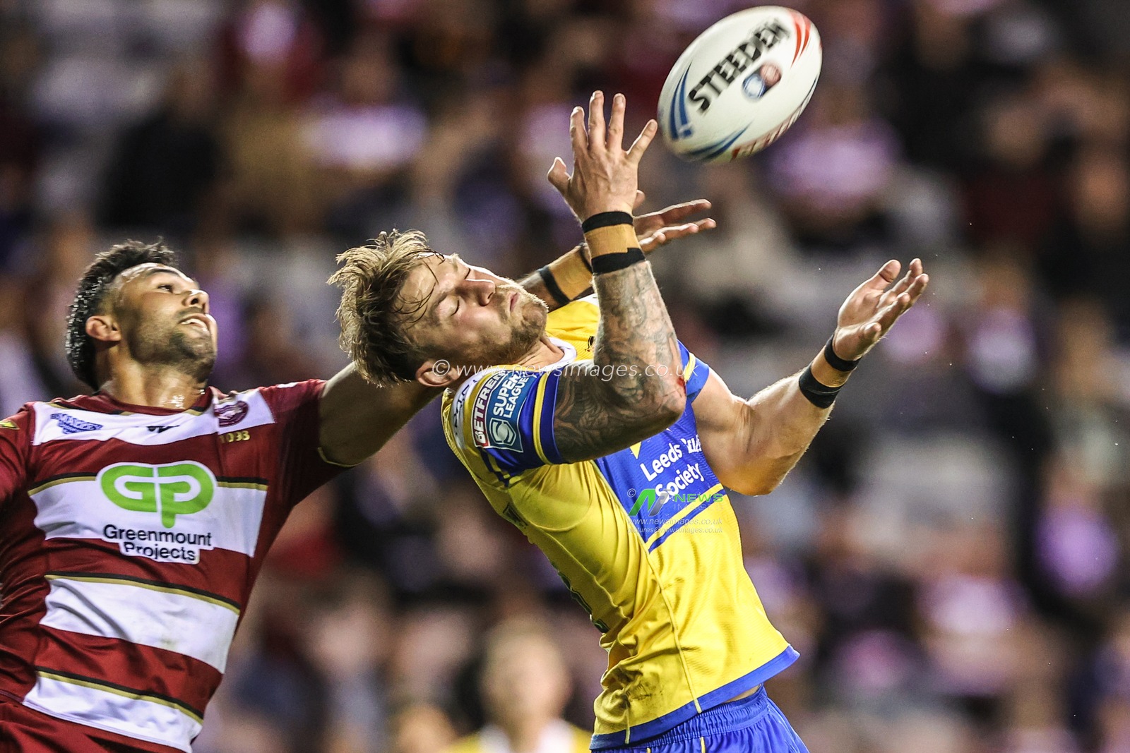 Chris Hankinson of Leeds Rhinos jumps up to win the high ball from Bevan French of Wigan Warriors during the Betfred Super League round 27 match Wigan Warriors vs Leeds Rhinos at The Brick Community Stadium, Wigan, United Kingdom, 19th September 2025

(Photo by Alfie Cosgrove/News Images)