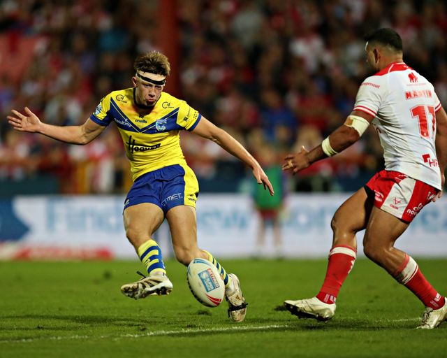 Ewan Irwin of Warrington Wolves kicks during the Betfred Super League round 27 match Hull KR vs Warrington Wolves at Sewell Group Craven Park, Kingston upon Hull, United Kingdom, 18th September 2025(Photo by Sam Eaden/News Images)