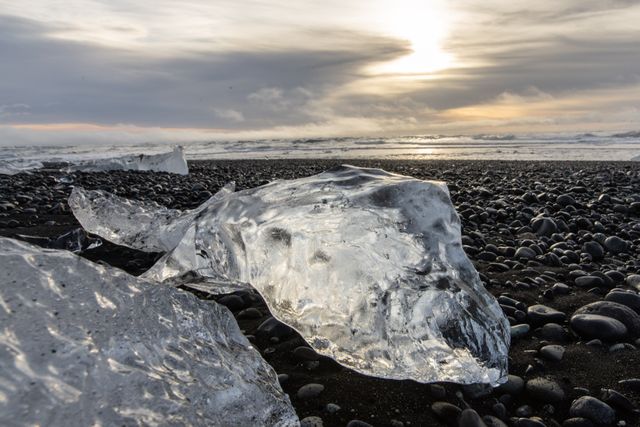 Small Iceberg's washed up on Diamond Beach that float down the river from JÃ¶kulsÃ¡rlÃ³n Glacial Lake , JÃ¶kulsÃ¡rlÃ³n, Iceland, 25th March 2025

(Photo by Alfie Cosgrove/News Images)