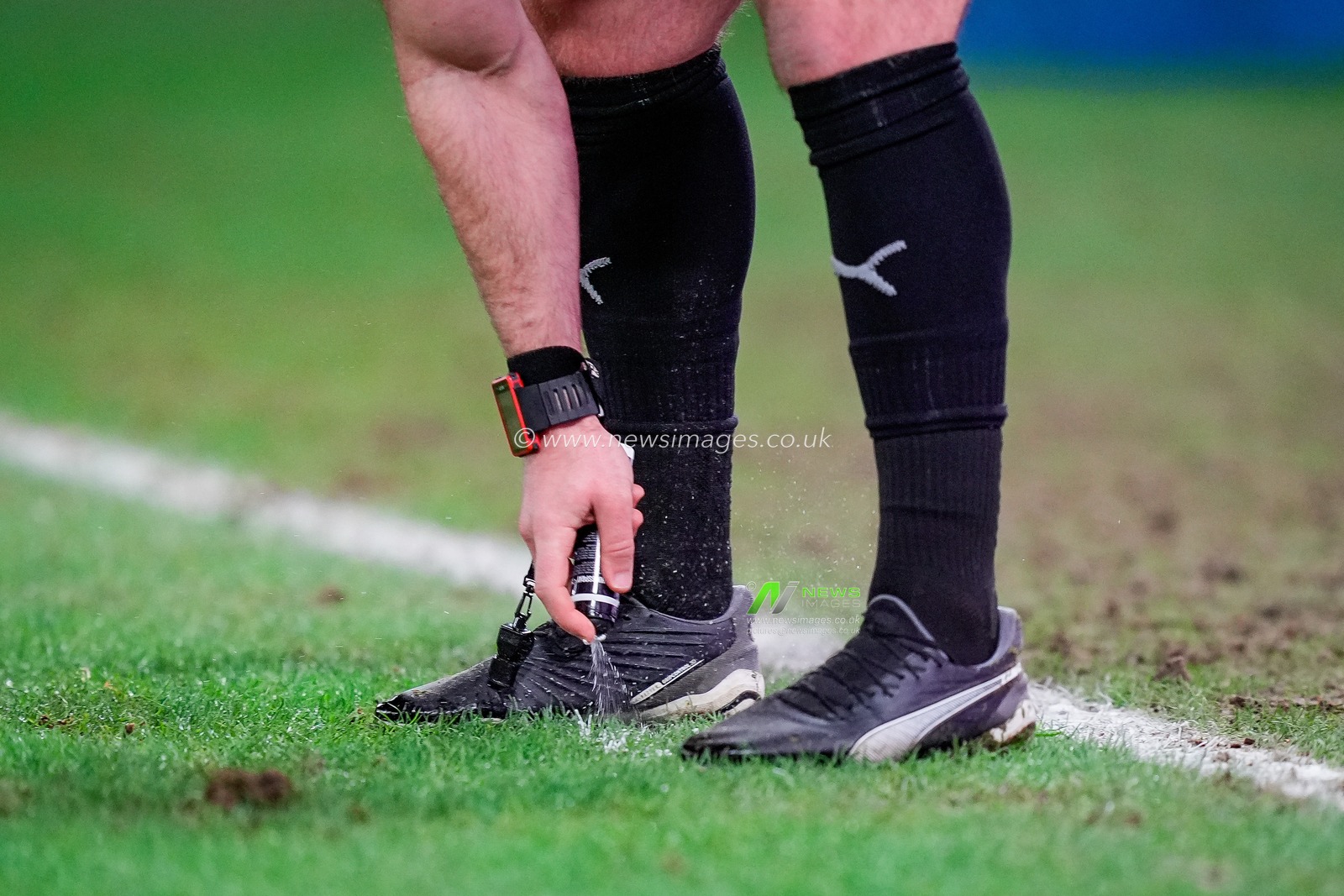 Referee Anthony Backhouse uses vanishing spray during the Sky Bet Championship match Derby County vs West Bromwich Albion at Pride Park Stadium, Derby, United Kingdom on 23 January 2026

(Photo by Maynard Manyowa/News Images)