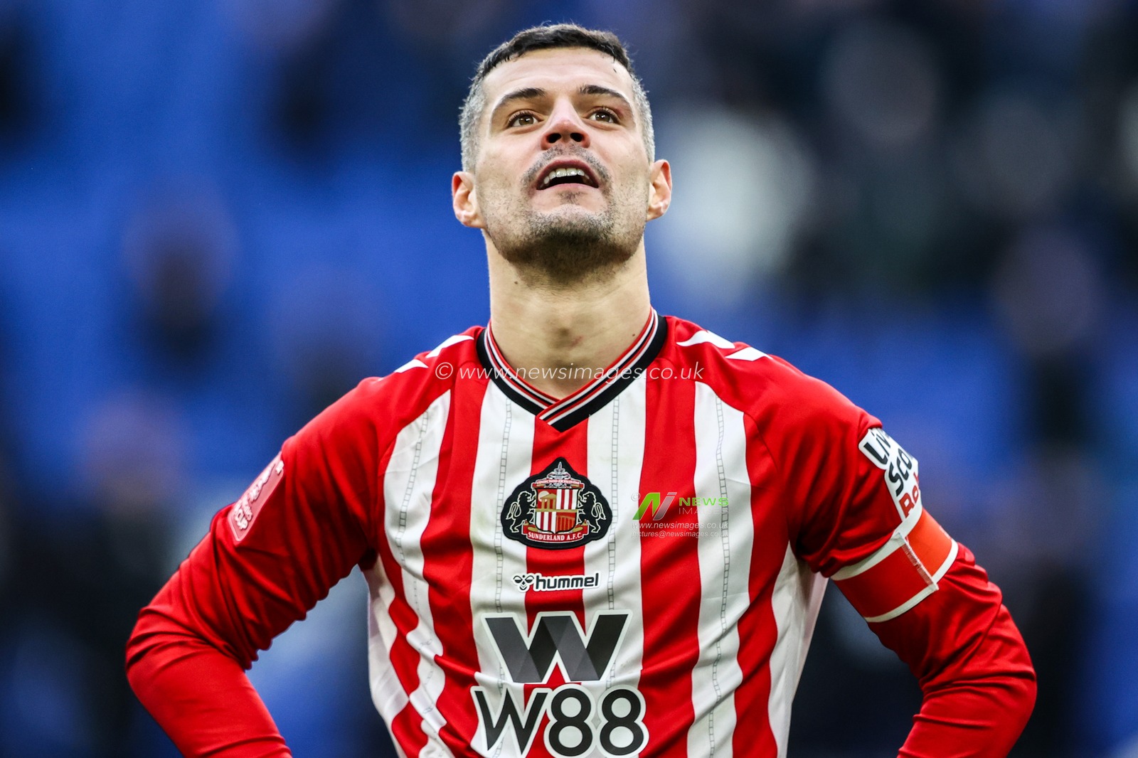 Granit Xhaka of Sunderland looks up to the travelling fans after the game during the Emirates FA Cup Third Round match Everton vs Sunderland at Hill Dickinson Stadium, Liverpool, United Kingdom, 10th January 2026

(Photo by Alfie Cosgrove/News Images)
