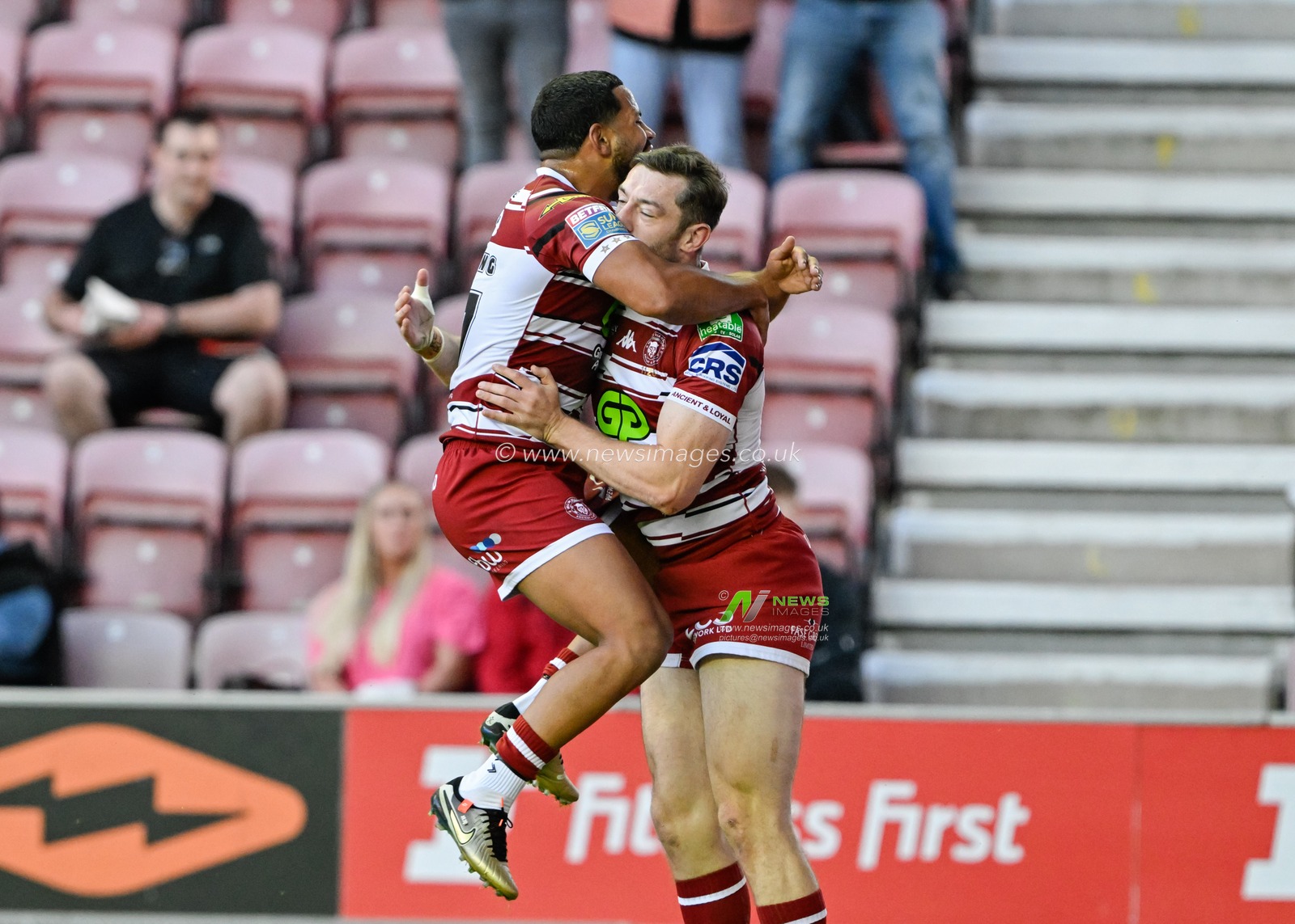 Jake Wardle of Wigan Warriors celebrates his try to make it  10-0 Wigan during the Betfred Super League match Wigan Warriors vs Leigh Leopards at DW Stadium, Wigan, United Kingdom, 6th August 2024

(Photo by Cody Froggatt/News Images)