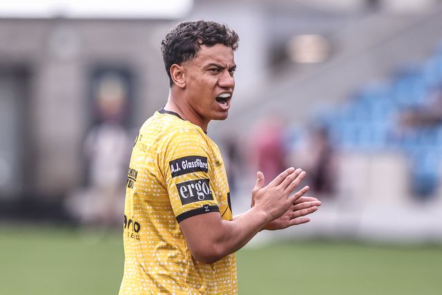 Daejarn Asi of Castleford Tigers during pre-game warm up during the Betfred Super League Round 18 match Salford Red Devils vs Castleford Tigers at Salford Community Stadium, Eccles, United Kingdom, 13th July 2025

(Photo by Alfie Cosgrove/News Images)