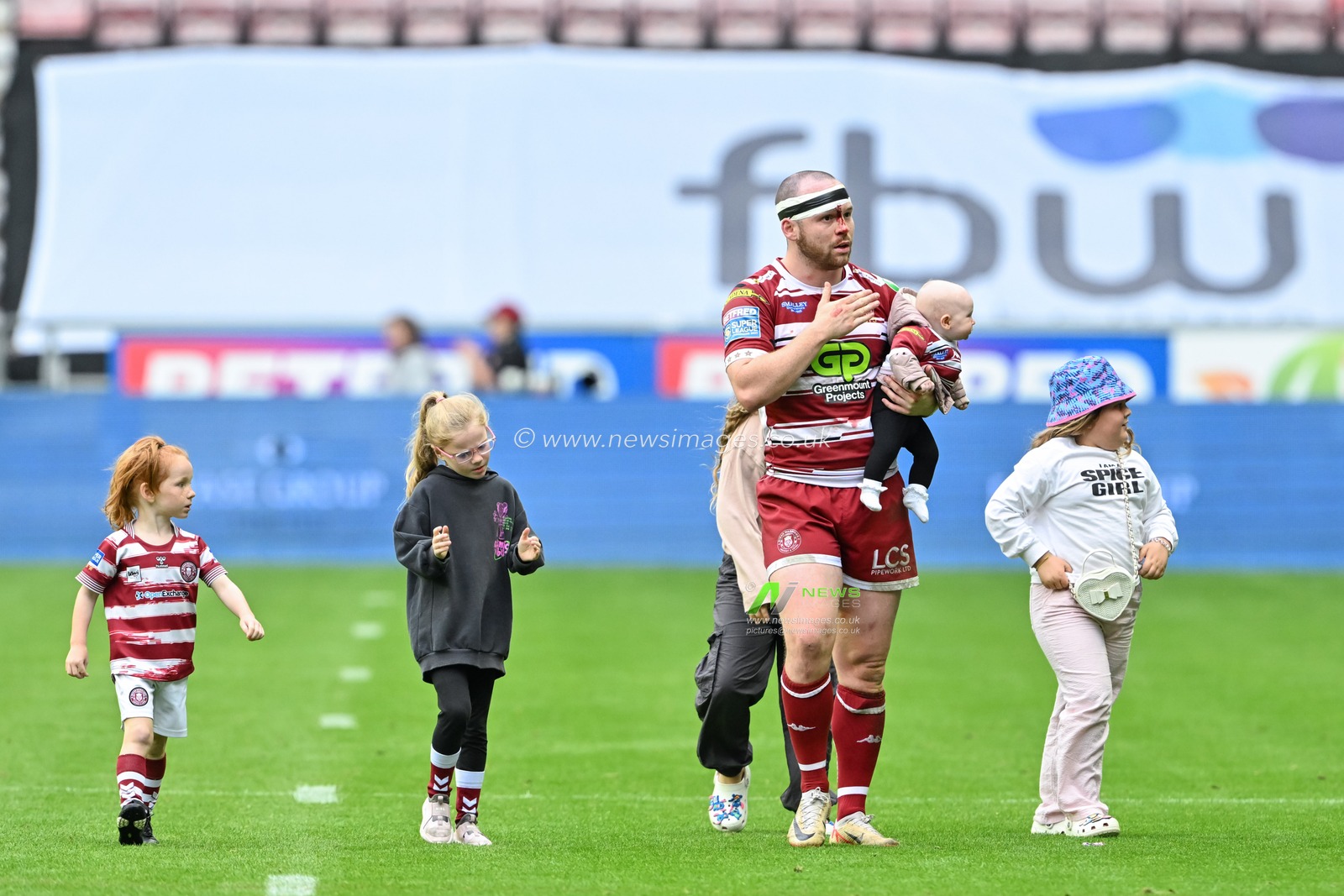 Liam Marshall of Wigan Warriors taps the Wigan Warriors badge on his chest at full time during the Betfred Super League Round 23 match Wigan Warriors vs Hull FC at DW Stadium, Wigan, United Kingdom, 25th August 2024

(Photo by Cody Froggatt/News Images)