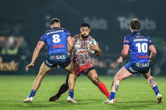 Isaac Liu of Leigh Leopards breaks with the ball under pressure from Mike McMeeken of Wakefield Trinity during the Betfred Super League round 5 match Wakefield Trinity vs Leigh Leopards at DIY Kitchens Stadium, Wakefield, United Kingdom on 20 March 2026

(Photo by Alfie Cosgrove/News Images)